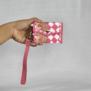 Monedero Pequeño de Cuero Genuino Hecho a Mano con Diseño de Diamantes Rosados, Correa para la Muñeca, Cierre de Botón a Presión, Cartera Multiusos - Product Image 4