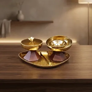 Juego de quemadores de incienso dorados de metal, apoyados en bases geométricas de madera en ángulo, completo con tapa, pinzas y bandeja a juego con diseño floral. - Product Image 1