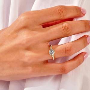 Ensemble de mariage Petite Twist / Bague de fiançailles en or rose 14 carats avec moissanite et alliance demi-éternité torsadée pour femme / RITZIN Cute - Product Image 2