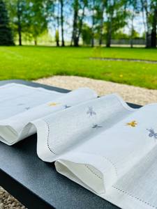 Nouveaux Chemins de Table en Lin Ivoire Personnalisés avec Broderie Point de Croix Abeilles Mignonnes de Haute Qualité pour la Maison, l'Hôtel et les Événements - Product Image 4