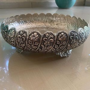 Bol à bougie décoratif en métal conçu pour une présentation élégante des bougies dans les intérieurs modernes, offrant une ambiance chaleureuse et accueillante. - Product Image 1