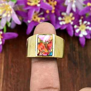 Bague fine artisanale en or vermeil 18 carats avec pierre précieuse naturelle turquoise huître rose, forme carrée, pour homme - Product Image 2