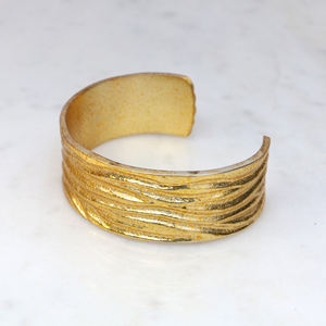 Bracelet manchette en laiton brut fait main pour femme - Jonc texturé ondulé doré - Manchettes ouvertes ajustables - Bijoux bohèmes - Product Image 5