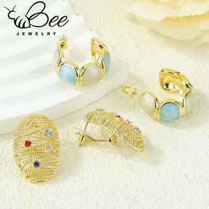Élégance Française : Boucles d'oreilles pendantes Tulipe plaquées or 14 carats, clous d'oreilles bohèmes irréguliers en cristal goutte d'eau pour la vente en gros - Product Image 2
