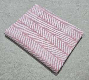 Tela estampada a mano de Jaipur, tela de algodón estampada a mano, tela india hecha a mano para vestidos, proveedor mayorista de tela de algodón. - Product Image 2