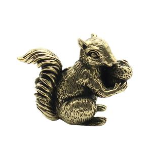 ของตกแต่งรูปกระรอกกินทองเหลือง งานประติมากรรมหรูหรา ของตกแต่งบ้านทันสมัยสำหรับห้องนั่งเล่น ขายดี - Product Image 1