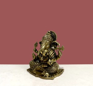 Nirmala Handicrafts Traditional Brass Tirupati Balaji Statue with Prabhavali Arch Wax Casting Handmade for Tabletop Home Office - Product Image 3