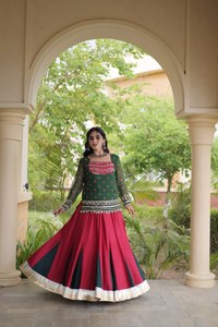 Lehenga Choli Verde de Diseñador con Conjunto de Lehenga para Mujer, con Trabajo de Espejos, para Navratri, Garba, Festivales, Bodas y Fiestas - Product Image 1