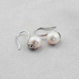 Boucles d'oreilles en argent S925 avec perle d'eau douce ronde de 9-10 mm, élégantes et simples, avec des cuillères à talons hauts, tempérament élevé - Product Image 4