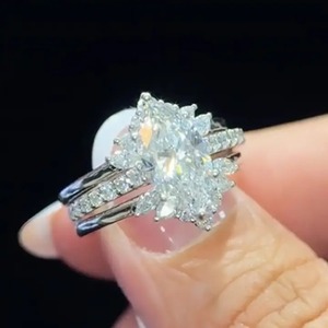Anillo de compromiso de moissanita de 4 quilates con corte marquesa de media eternidad 925, de plata de ley chapada en oro, con banda de boda que realza el corte marquesa - Product Image 3