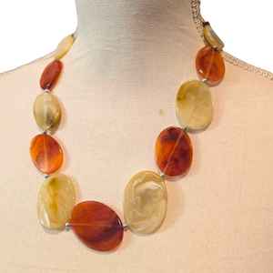 Collar Moderno y Sostenible para Mujer, con Materiales de Resina Únicos que Reflejan la Belleza de la Naturaleza, Estilo Religioso - Product Image 3