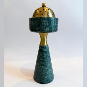 Brûleur d'encens religieux artisanal avec base en marbre vert naturel et dessus en laiton brossé, résistant à la chaleur, 3,8 x 3,8 x 11 (L x P x H) - Product Image 1