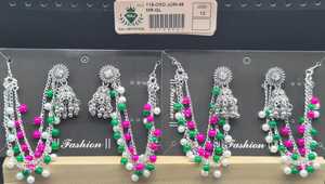 Boucles d'oreilles en argent avec un centre orné de pierres circulaires, motif cloche en filigrane, perles colorées, chaînes vertes, roses et blanches, ethniques et festives - Product Image 2