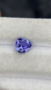 Tanzanite naturelle certifiée, taille cœur, pierre précieuse non montée, avec une couleur et un éclat excellents, Zoisite naturelle, 1,51 carat, clarté œil de chat - Product Image 3