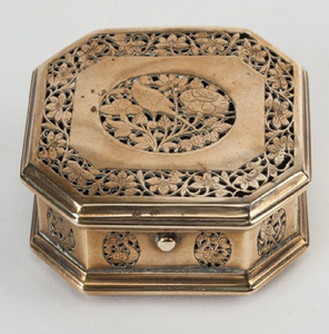 Elegante Pandan en forma de trébol, plateado y dorado, con intrincado encaje floral. Disponible a precios de mayorista. - Product Image 1