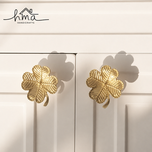 Poignée de meuble artisanale en laiton massif, design abstrait en boucle, finition laiton antique, pour tiroir décoratif, porte de placard, salle de bain - Product Image 4