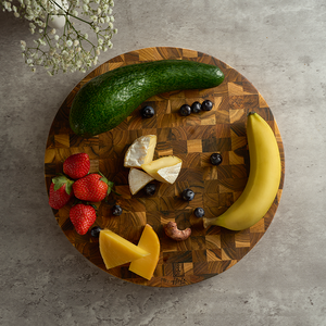 Tabla de cortar redonda de madera Ha Le con mango, diseño floral grabado Carina personalizado - Product Image 3