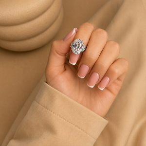 Anillo de Compromiso de Lujo con Tres Diamantes Ovalados de 7 Quilates Cultivados en Laboratorio, Piedras Laterales en Forma de Media Luna, Oro Blanco de 14k, Certificado IGI - Product Image 2