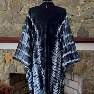 เดรสคาฟทันผ้าเรยอนสีดำลายมัดย้อมชิโบริ ไซส์พลัส ทรงหลวมพลิ้วใส่สบาย เหมาะสำหรับใส่ไปเที่ยวพักผ่อน - Product Image 1