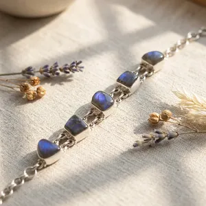 Pulsera de Labradorita Hecha a Mano con Plata de Ley 925, Pulsera de Piedras Naturales con Destellos Azules para Mujer - Product Image 3