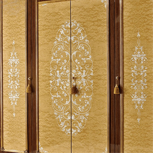 Armoire antique européenne élégante en bois d'acajou avec cadre en noyer et panneau décoratif doré, mobilier de chambre de luxe pour villa et hôtel - Product Image 3