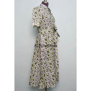 Robes midi décontractées en tricot à col en V de style Kangoura pour femmes, imprimé floral, décoration boutonnée, 100 % coton, lavables et écologiques, par un créateur indien - Product Image 5