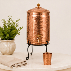 Distributeur d'eau artisanal en cuivre martelé pur avec support et verre, bienfaits ayurvédiques pour la santé, pour la décoration de la maison et du bureau - Product Image 2