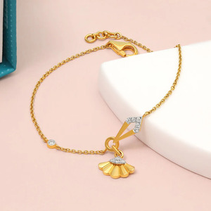 Bracelet à breloques en forme de flèche avec chaîne en or jaune et motif géométrique sculpté au centre - Product Image 4