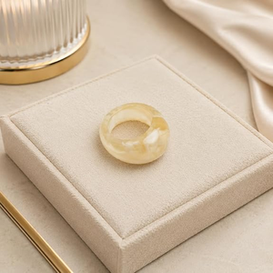 FAIZA CRAFT Bague en résine polie faite à la main, couleur crème beige, modèle rond, thème ange, bijou fantaisie unisexe - Product Image 1