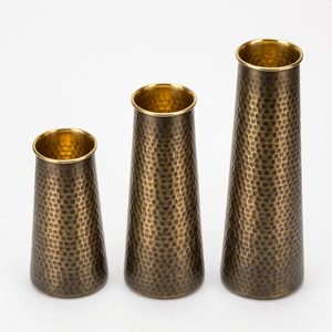 Ensemble de 3 vases en fonte faits à la main, 12 cm, finition laiton antique, ensemble de vases martelés gradués pour la décoration intérieure, les hôtels et les mariages - Product Image 3