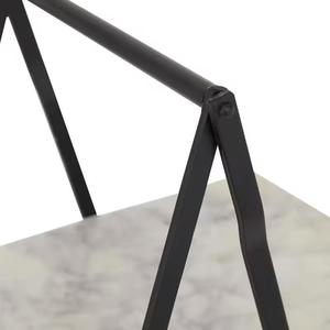 Base rectangular para pastel con diseño de mármol en la parte superior y marco de metal negro - Product Image 2