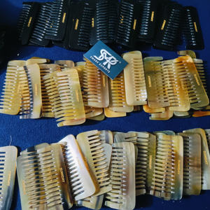 Peigne traditionnel en corne de buffle, fait à la main, finition naturelle polie, léger, antistatique, écologique, personnalisable, pour cheveux et barbe - Product Image 1