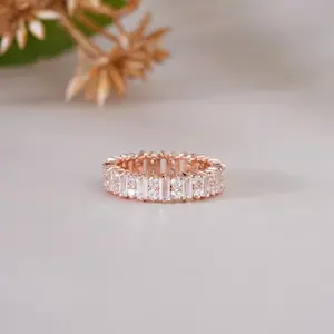 Magnifique bague éternité en or rose 14 carats avec moissanite taille baguette pour femme, élégant cadeau de bijoux pour anniversaire de mariage pour elle - Product Image 1