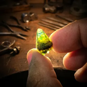 Pierre de saphir polie, vert naturel avec des inclusions foncées, taille brillant ronde légère, pour la fabrication de bijoux, artistique et personnalisable - Product Image 5