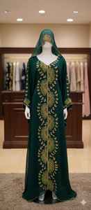 Elegante Jalabiya Kaftan Verde Esmeralda Bordada a Mano con Intrincados Diseños Florales Dorados y Velo de Chifón con Capucha a Juego. - Product Image 3