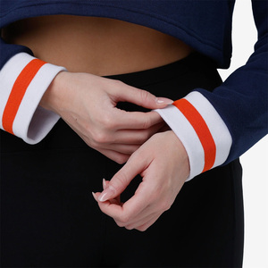 Sweat-shirt court en coton doux pour femme, avec logo personnalisable sur le devant, écologique et tendance, idéal pour le streetwear. - Product Image 2