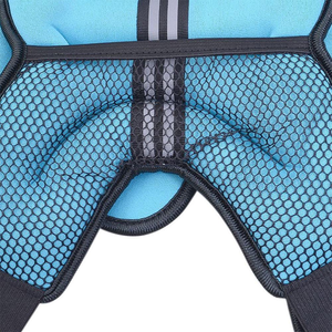 Gilet d'hydratation avec dos en maille, bretelles réglables, design réfléchissant pour la randonnée et les activités de plein air, construction en nylon durable - Product Image 5