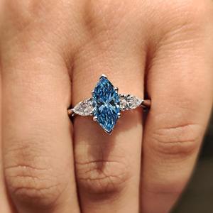 Bague de fiançailles pour femme en or 14K/18K ou PT950/S925 avec trois diamants bleus de laboratoire certifiés IGI, taille marquise, 1,00-3,00 carats - Product Image 3