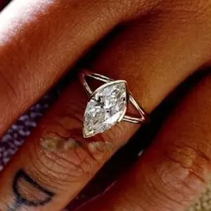 Bague de fiançailles solitaire en moissanite taille marquise 1,47 carat plaquée or jaune 14 carats - Product Image 5