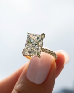 Bague de fiançailles solitaire en diamant de laboratoire taille radiant de 3 carats en or jaune 14 carats, certifiée IGI - Product Image 4