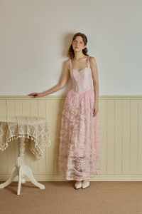 เดรสลำลองขายส่งจากเวียดนาม แขนกุด คอเหลี่ยม ยาวแบบแม็กซี่ รุ่น Hellen ผ้าลูกไม้ลายดอกไม้ 3 มิติ แบบสวม รุ่น Kd46 พร้อมจำหน่าย - Product Image 5