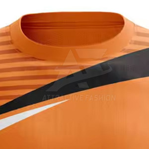 Maillot de football personnalisé conçu pour l'identité de l'équipe, avec une coupe athlétique confortable et un style élégant. - Product Image 6