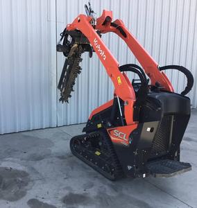 รถตักล้อยาง Kubota SCL1000 พร้อมอุปกรณ์ขุดร่องดินแบบโซ่ ใช้เครื่องยนต์ดีเซล - Product Image 2
