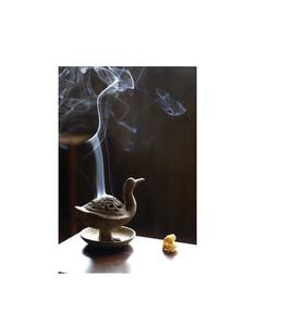 Exquisito quemador de incienso metálico Bakhoor diseñado para entusiastas del lujo que aprecian la artesanía fina. - Product Image 1