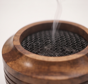 Porte-encens en bois de manguier fait main, brûleur rond en forme de bol, corps côtelé et rainuré, écran en maille métallique - Product Image 4