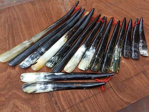 Chausse-pied en corne de buffle naturelle, fait main, poli, avec support en cuir personnalisé, en vente - Product Image 5