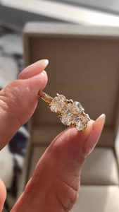 Anillo de compromiso con tres piedras de corte ovalado cultivadas en laboratorio, oro amarillo de 14 quilates, anillo de boda, anillo solitario trilogía para regalo de aniversario - Product Image 1