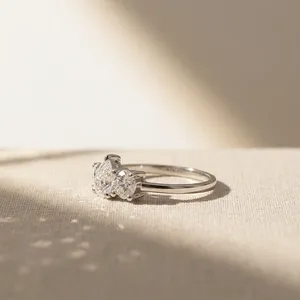 แหวนเพชรทรงลูกแพร์ สี F ระดับความสะอาด VVS2 สำหรับผู้หญิง ทองคำขาว 14K คลาสสิก ได้รับการรับรองจาก IGI เพชรเพาะเลี้ยงในห้องปฏิบัติการ - Product Image 3