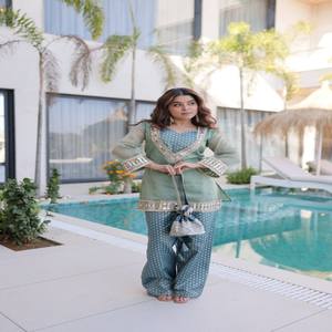 VASTRA COTTAGE Blusa con Encaje y Espejo, Mangas Largas con Diseño de Campana, Pantalones Ajustables con Diseño Jacquard, Conjunto Étnico Elegante para Mujer - Product Image 2