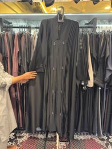 Vente flash : Abaya noire pour femme, longue jusqu'au sol, col en V, manches longues, robe modeste, couleur unie, polyester, tenue quotidienne, tenue de prière musulmane - Product Image 1